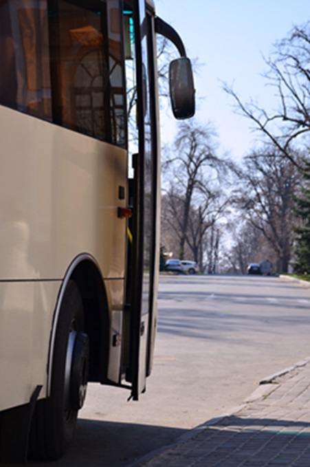 Avant d'un autocar jaune, transport de passagers. (Front of a yellow coach, passenger transport.)